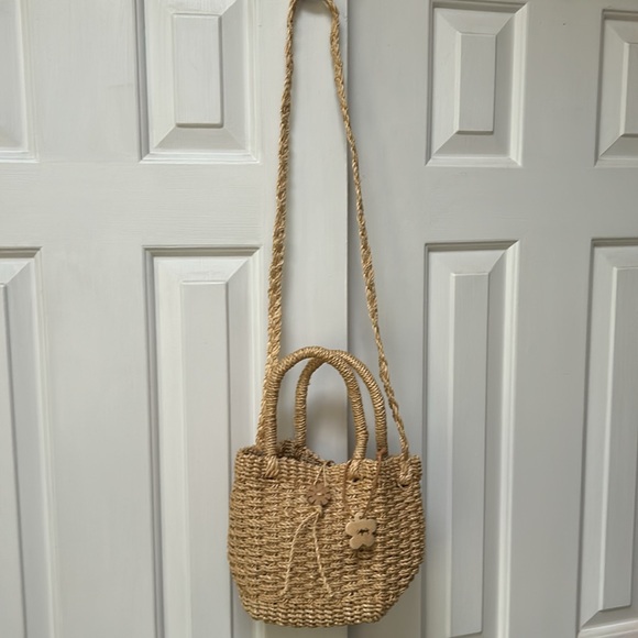 Espirit straw handbag/crossbody purse. Cute  wooden flower closure. Unlined. - Picture 5 of 5